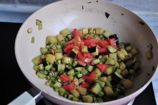 然后再放入茄丁同炒。茄丁放入后，锅中的油脂会被全部吸收，不必再加油，您只需继续再煸炒一会，待茄子微微变软，油脂就会被再次炒出，然后再加入西红柿丁。