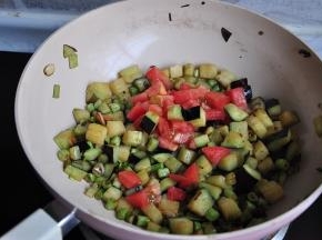 然后再放入茄丁同炒。茄丁放入后，锅中的油脂会被全部吸收，不必再加油，您只需继续再煸炒一会，待茄子微微变软，油脂就会被再次炒出，然后再加入西红柿丁。