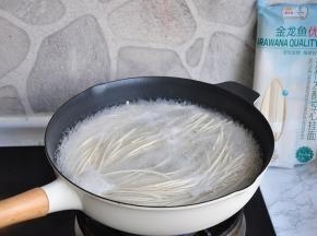 炒菜的同时，另一锅烧水，煮面条，我家一直用的是金龙鱼优+活性发酵空心挂面。这个挂面与普通的挂面不同，活性发酵，易吸收，易消化。它的中间是空心的，久煮不坨，吸水性特别好。适合做拌面，汤面，炒面等。别看面条比较粗，但不必煮太久，开锅后煮四五分钟后关火，再盖上盖子焖一会即可。以面条没有硬芯为标准，汤不浑，面不粘，非常的不错。