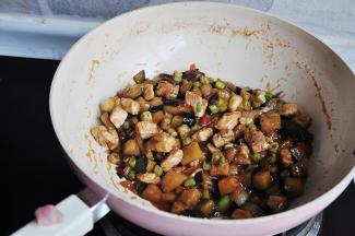 炒匀即可出锅了。这个菜码一次可多做点，装保鲜盒放冰箱，想吃时取出微波炉加热几分钟即可，非常方便，放一两天没问题。