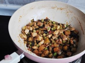 炒匀即可出锅了。这个菜码一次可多做点，装保鲜盒放冰箱，想吃时取出微波炉加热几分钟即可，非常方便，放一两天没问题。