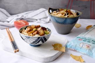 接下来，面条配菜码，美美的享用吧！喜欢拌面的，直接拌起来就开吃，喜欢吃汤面的，拌面时再浇上几勺煮面条的热汤，就这么简单，就这么美味！