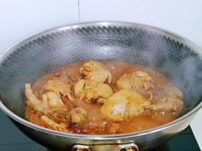 待鸡腿炖烂后，按个人口味加入盐，大火收汤至浓稠。