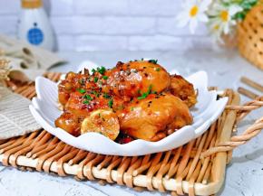 色泽鲜亮，富有光泽；口感微咸中带点酸，能够衬托出肉的鲜香，回味十足。