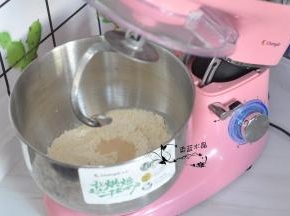 最上面放干酵母，启动3档揉成团。