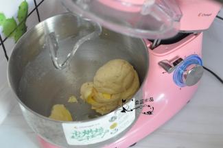加入黄油后，等面团吸收掉黄油，转为4档揉面。