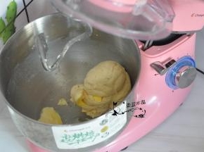 加入黄油后，等面团吸收掉黄油，转为4档揉面。