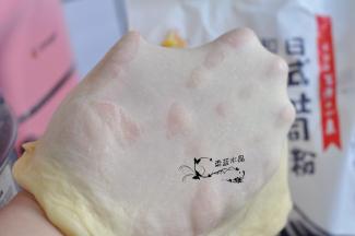 直到面团可拉出手套膜。