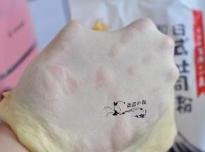 直到面团可拉出手套膜。