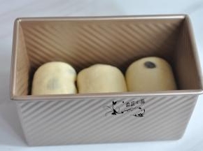 放入吐司盒中，进发酵箱设定温度为33，湿度80，时间为50分钟，进行二发。