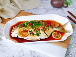 取出鱼盘，再淋上几滴芝麻油，撒上葱花，泡好的枸杞就可以啦！