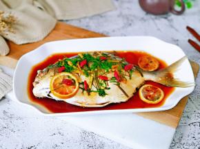 营养丰富，原味鲜蒸金鲳鱼。