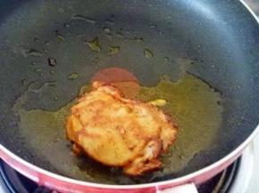 4 平底锅少许油，下入鸡腿肉中小火煎成两面金黄成9成熟即可。用筷子能扎动即可。