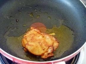 4 平底锅少许油，下入鸡腿肉中小火煎成两面金黄成9成熟即可。用筷子能扎动即可。