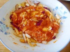 3 鸡肉加入半勺左右的盐、绍酒少许抓出起粘，放入葱头和姜以及cook100新奥尔良烤肉料腌制20分钟左右。