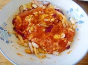 3 鸡肉加入半勺左右的盐、绍酒少许抓出起粘，放入葱头和姜以及cook100新奥尔良烤肉料腌制20分钟左右。