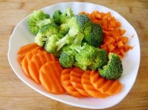 5 胡萝卜一多半切成片，剩下的切成小丁，西兰花清洗干净。