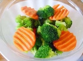 7 焯水过的蔬菜马上过凉捞出控干备用。