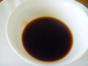 8 碗内调入生抽、蚝油、鲍汁和少许水成料汁。