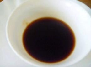 8 碗内调入生抽、蚝油、鲍汁和少许水成料汁。