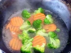 6 锅中放入一点香油和一勺盐，水开放入胡萝卜开锅后在放入西兰花焯水。