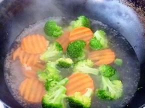 6 锅中放入一点香油和一勺盐，水开放入胡萝卜开锅后在放入西兰花焯水。