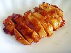 12 然后趁等候的时候把鸡腿切一下。