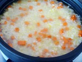 11 放入半勺盐放入做米饭一样的水，盖上盖子中火烧开，转小火焖15-20分钟