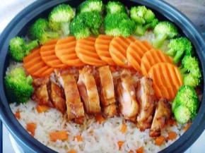 14 然后打开盖子把西兰花马上在边上淋上剩下的料汁即可。