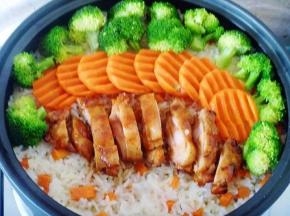 14 然后打开盖子把西兰花马上在边上淋上剩下的料汁即可。