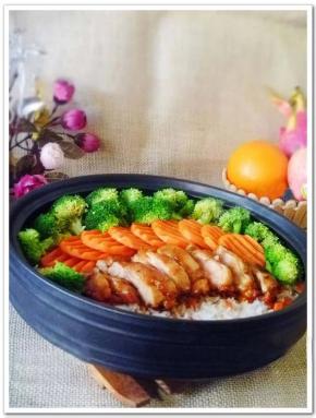 15 做好的奥尔良煎鸡饭做好了，配上汤就可以开饭了。