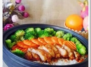 15 做好的奥尔良煎鸡饭做好了，配上汤就可以开饭了。