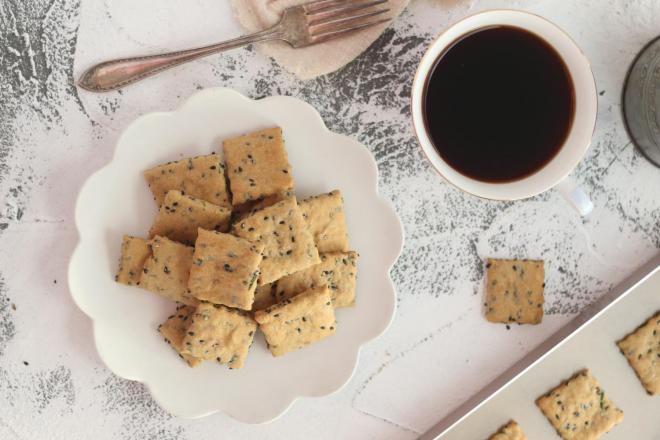 黑芝麻香葱苏打饼干