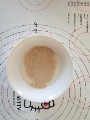 2、牛奶加入干酵母融化，牛奶要温热的状态。