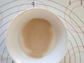 2、牛奶加入干酵母融化，牛奶要温热的状态。