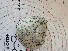 4、揉成团后醒发15分钟。