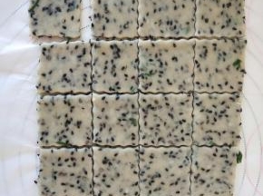 5、面团擀成2到3厘米厚。