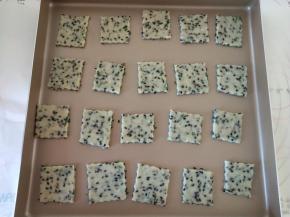 6、切成4*4厘米的片装。