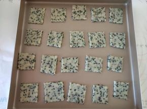 6、切成4*4厘米的片装。