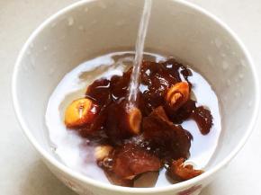 取八十克的话梅，洗净，用热水浸泡，水不要过多，没过梅子即可，这个梅子水，一会可是有大用途。