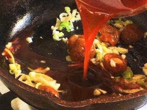 加入糖醋汁，小火慢慢煮沸，这个时间也可以使梅子的味道融入糖醋汁里。