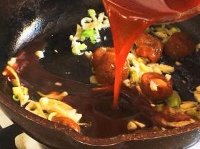 加入糖醋汁，小火慢慢煮沸，这个时间也可以使梅子的味道融入糖醋汁里。