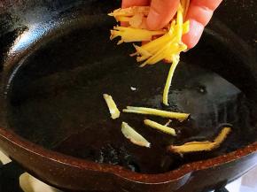 锅中加油，放入姜丝翻炒出香味。