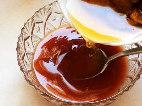 加入浸泡梅子的水在碗中，调匀。