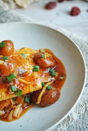 撒上香葱碎，开吃！鱼肉鲜香，一点没有鱼腥味，带着微微的梅子清香，妹妹吃了两碗饭，还说我破坏了她的减肥大计（我偷着乐）。