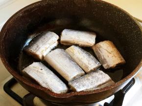 热锅凉油，将带鱼摆放入锅，先不要翻动，看到一面焦黄，翻面。