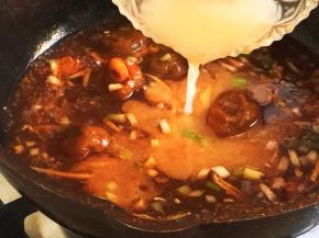 加入适量水淀粉，勾一个薄芡，煮开。