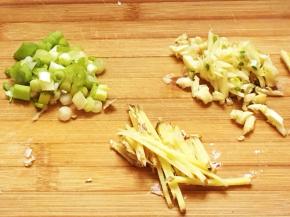 葱切小段，蒜拍碎，再切成小碎丁，姜切细丝。