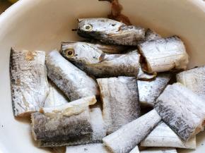 带鱼洗净，剪成二寸长段，撒盐，腌制十五分钟。