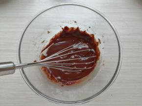 玉米油倒入小锅中加热至80度左右，倒入面粉和可可粉（提前混合过筛）里，拌匀